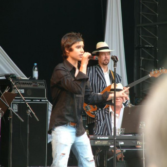 Erik Saade giver den som Bryan Adams