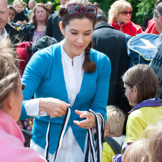 KronprinsesseMary deler medaljer ud