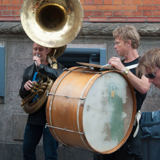 Street parade v/ Orion Brass Band
